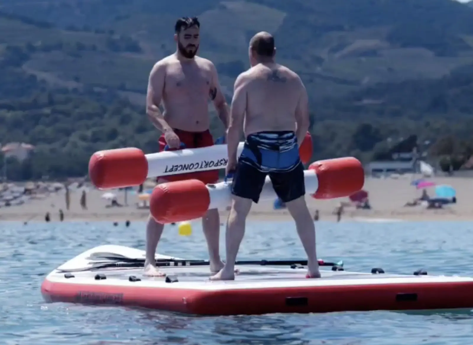 Duel aux bâtons de combat géants sur le Big Paddle