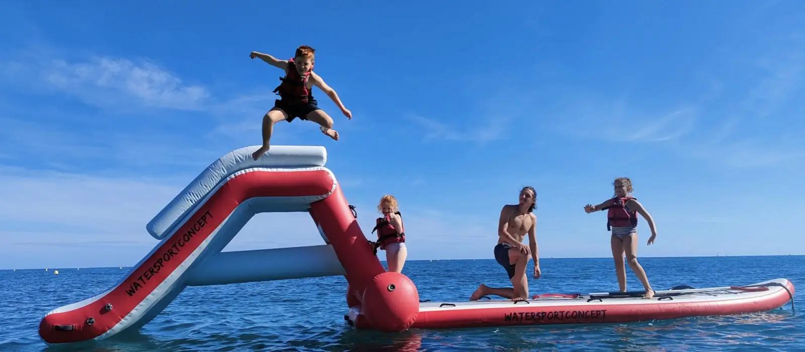 Enfants qui glissent sur le toboggan du Big Paddle