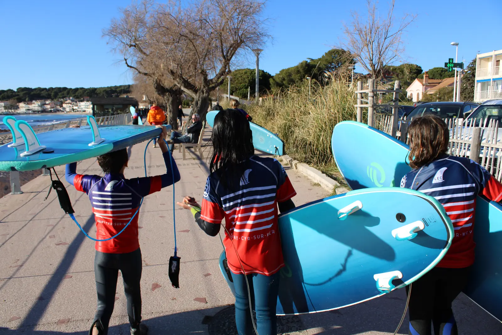 Le club part surfer sur la promenade Rose