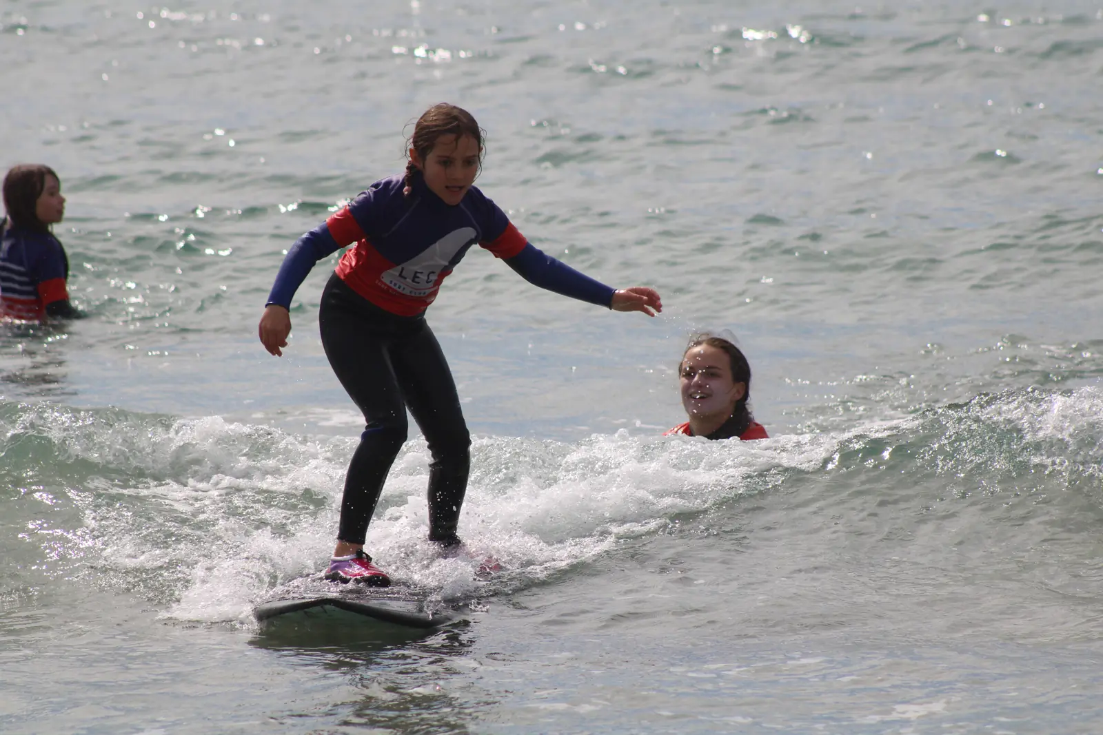 Cours de surf enfant sur la plage des Lecques