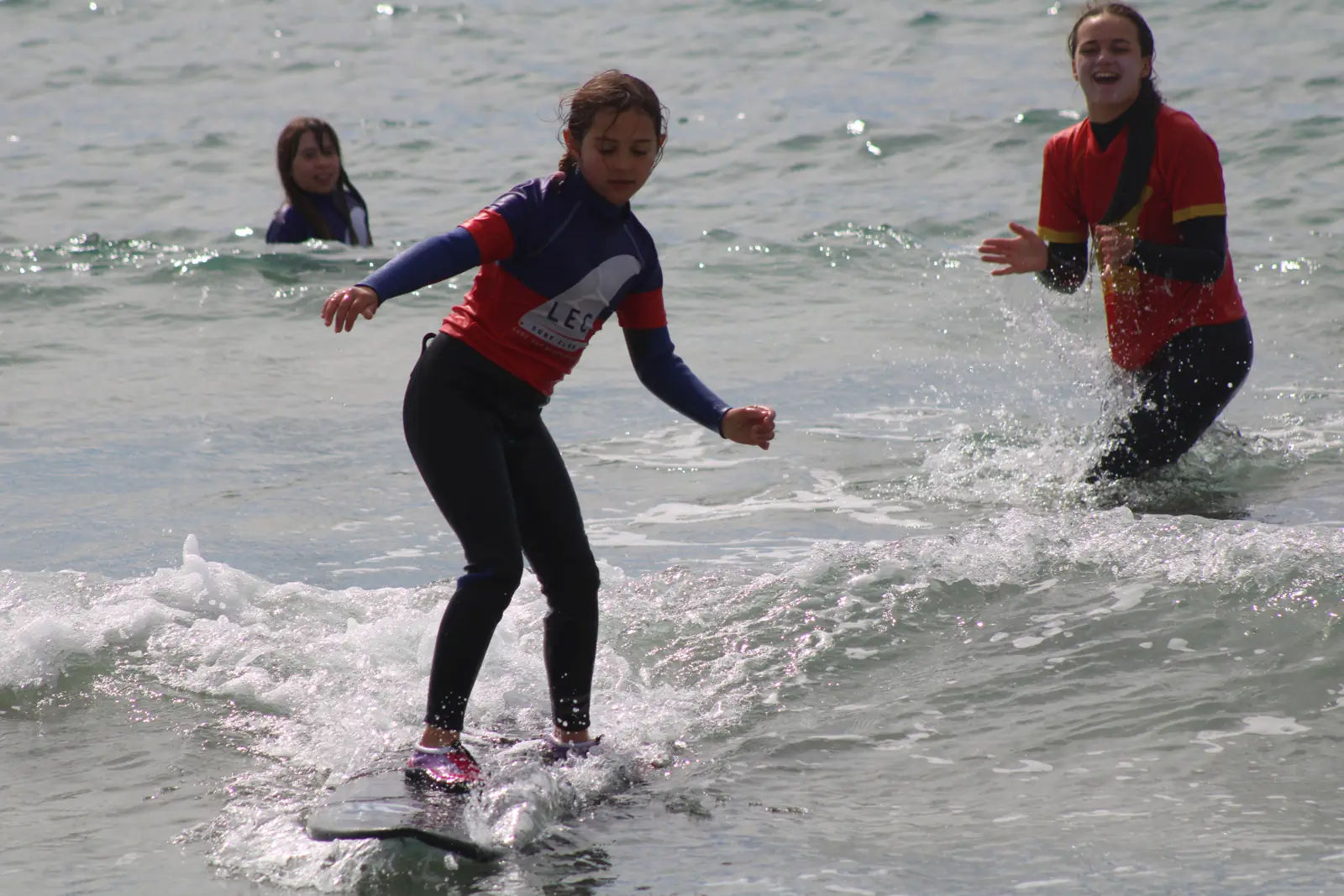 Cours de surf enfant avec un moniteur aux Lecques