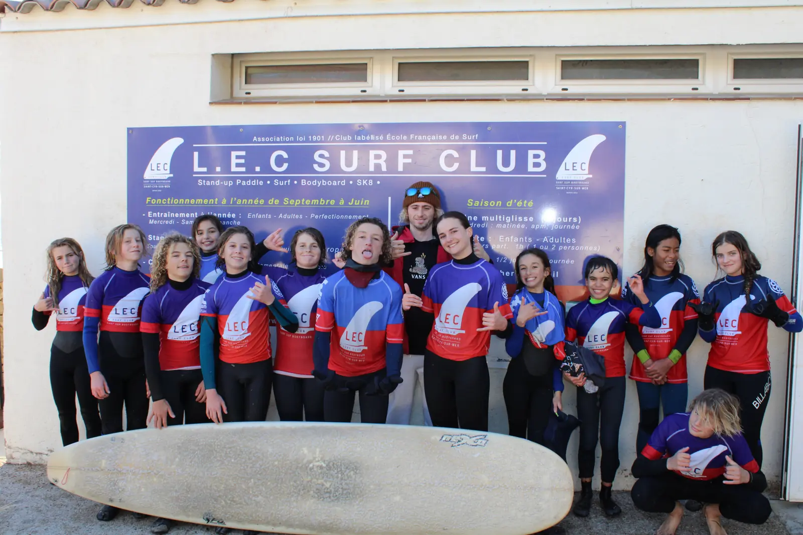 Les surfeurs du LEC devant le local du club