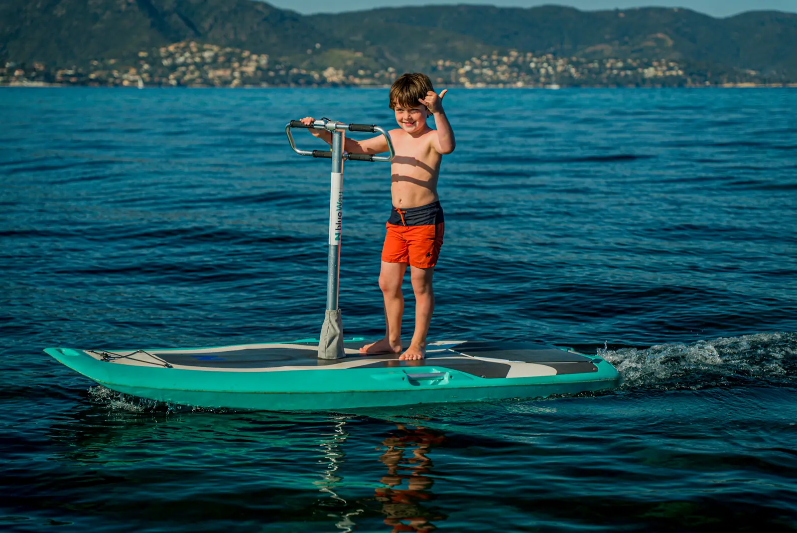 Enfant sur le paddle trottinette électrique