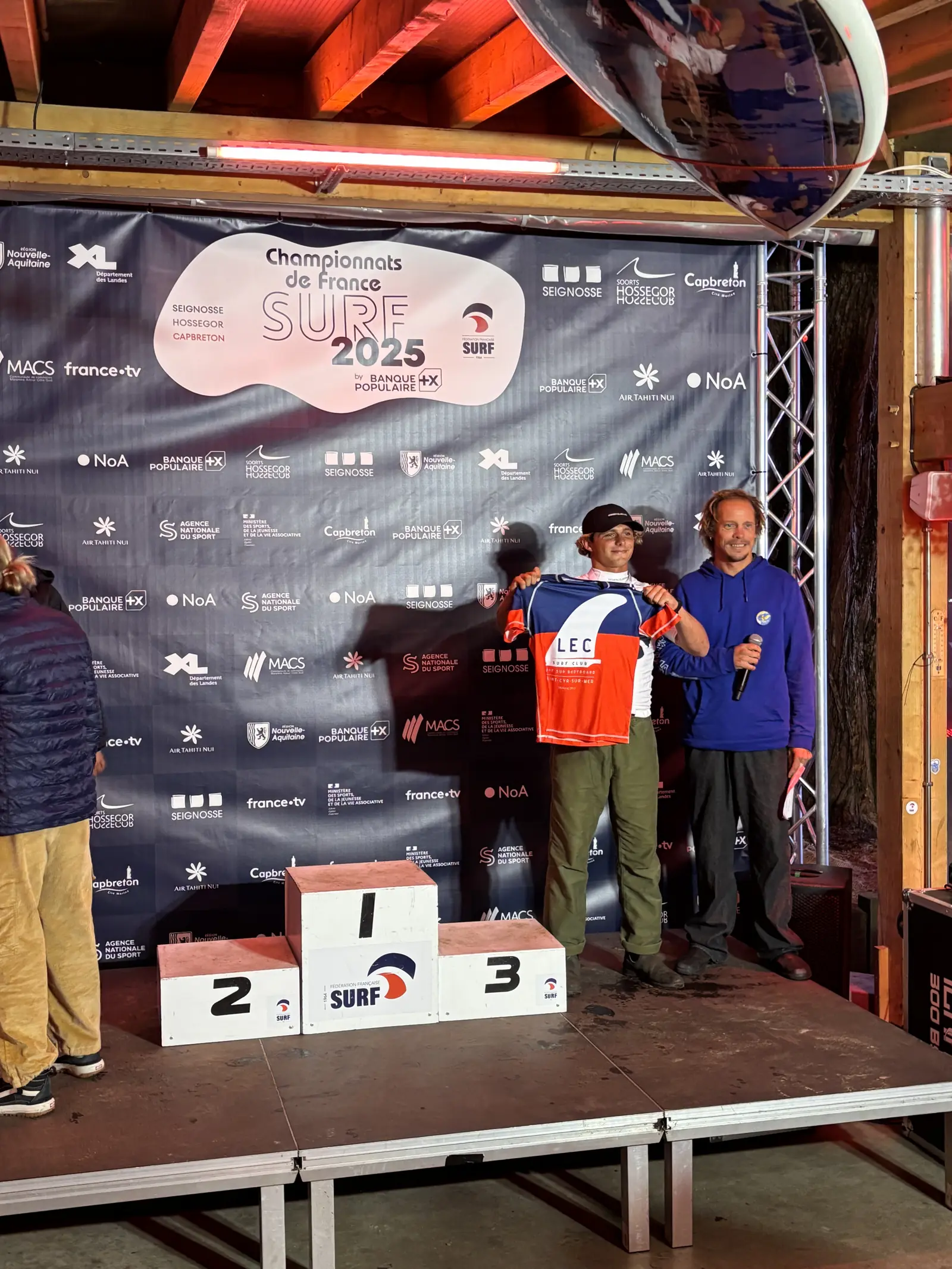 Podium de compétition de surf avec des jeunes du club