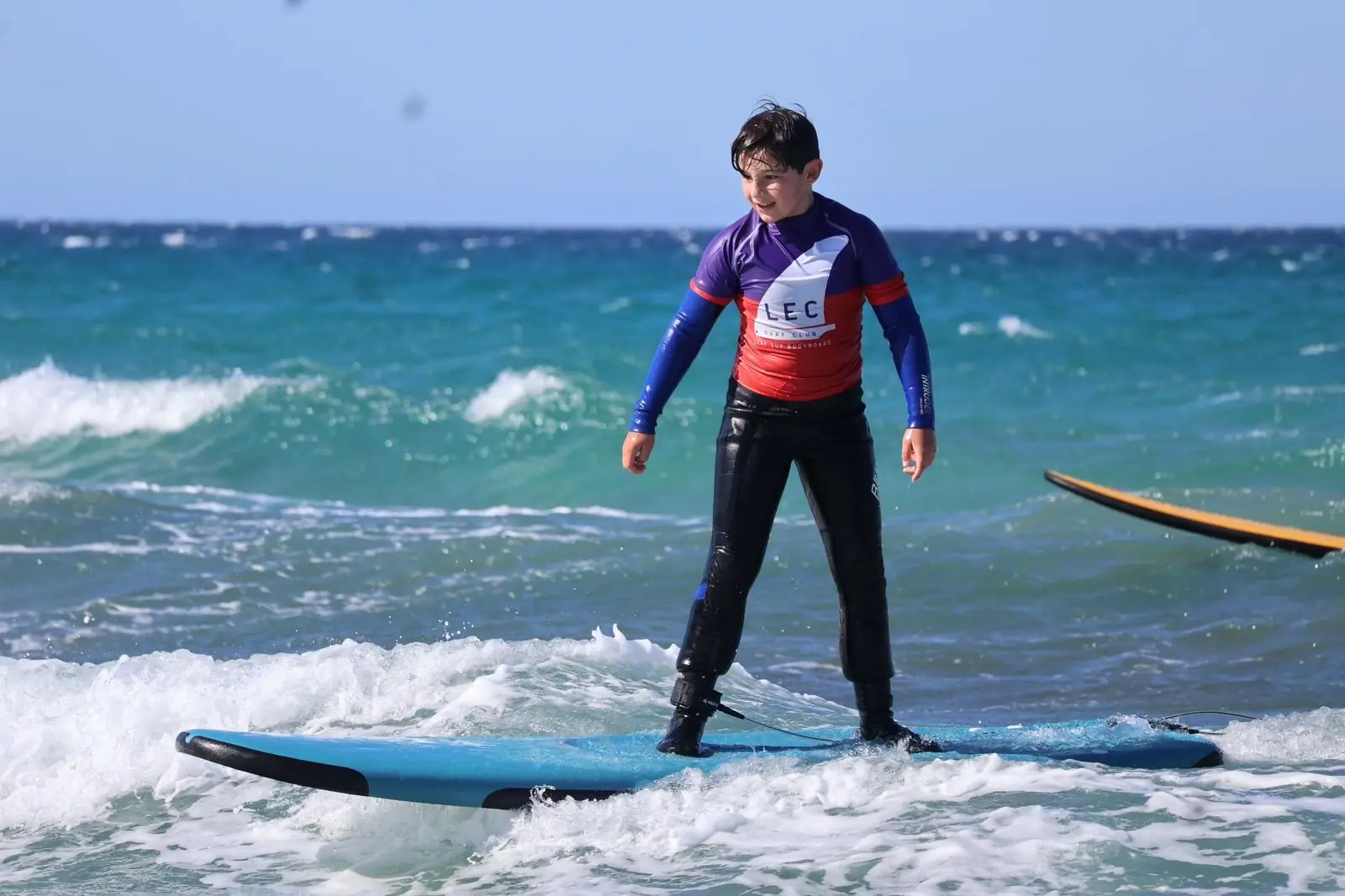 Premier take-off pendant un cours de surf