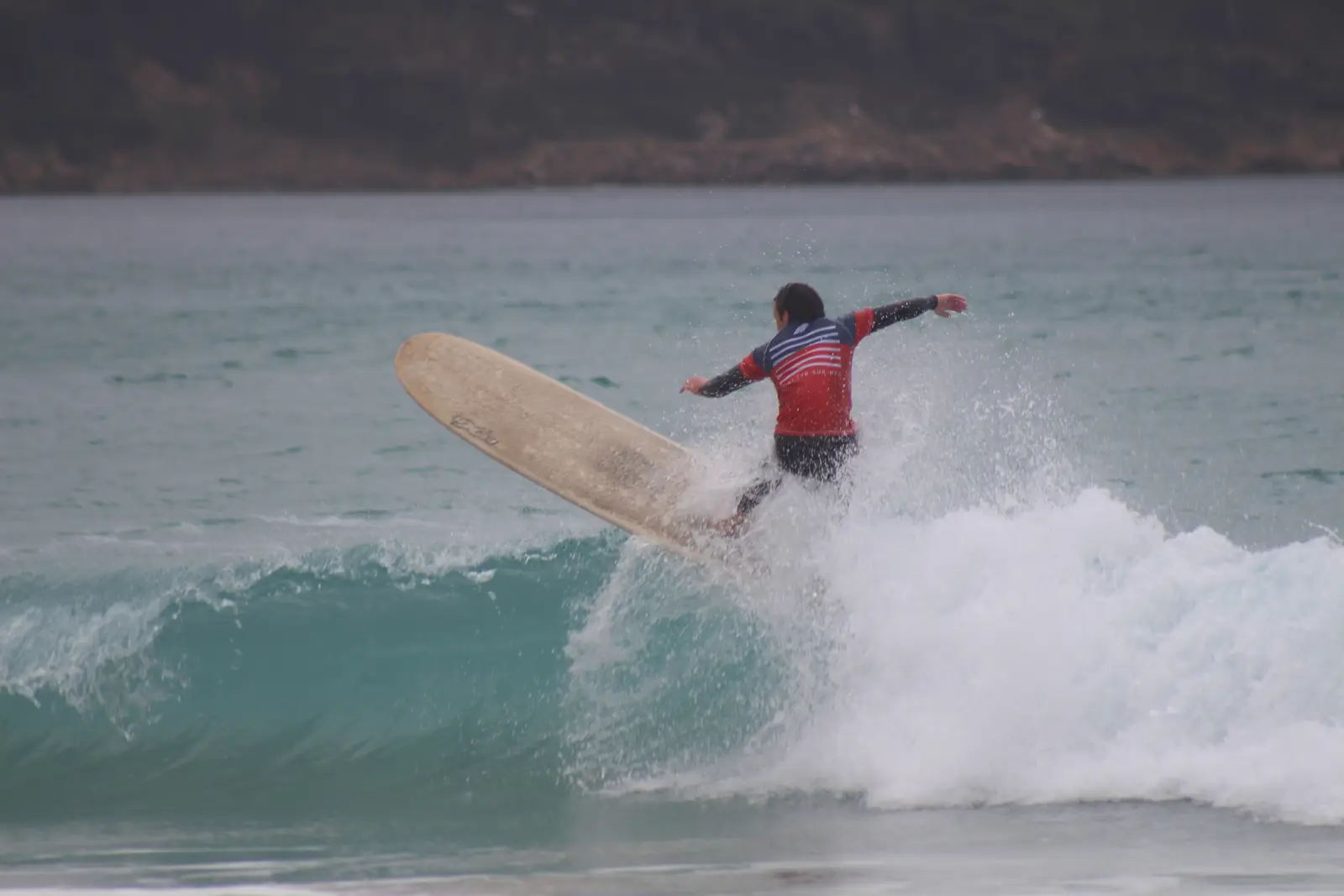 Surfeur du club en hiver aux Lecques