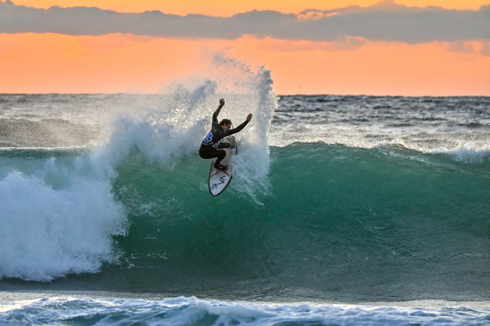 Surf au coucher du soleil à Saint-Cyr-sur-Mer