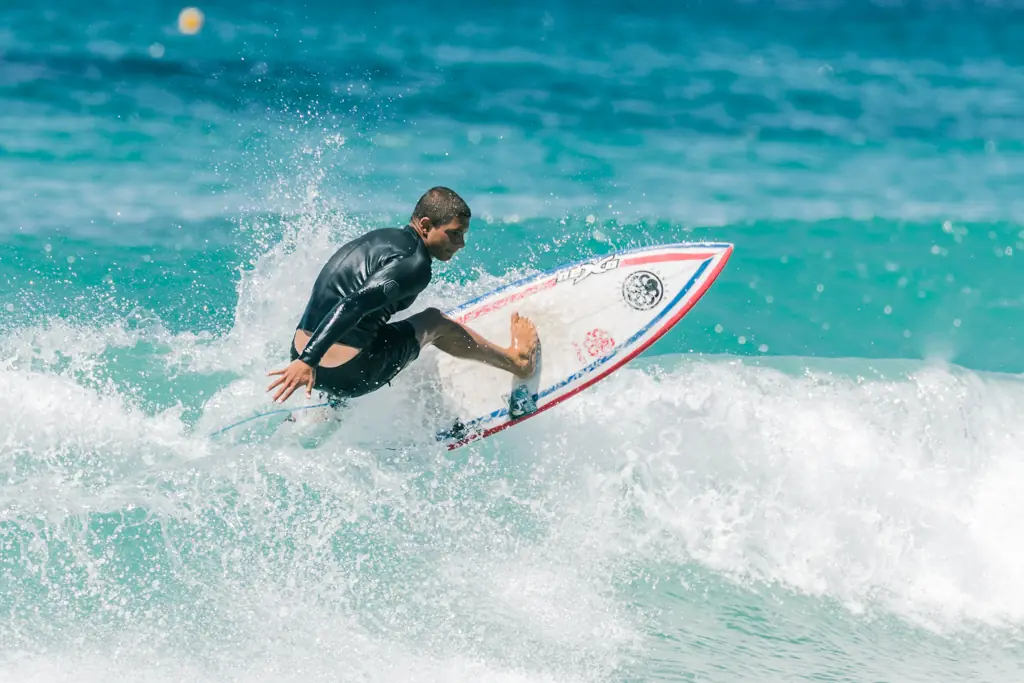 Cutback sur une vague de la plage des Lecques