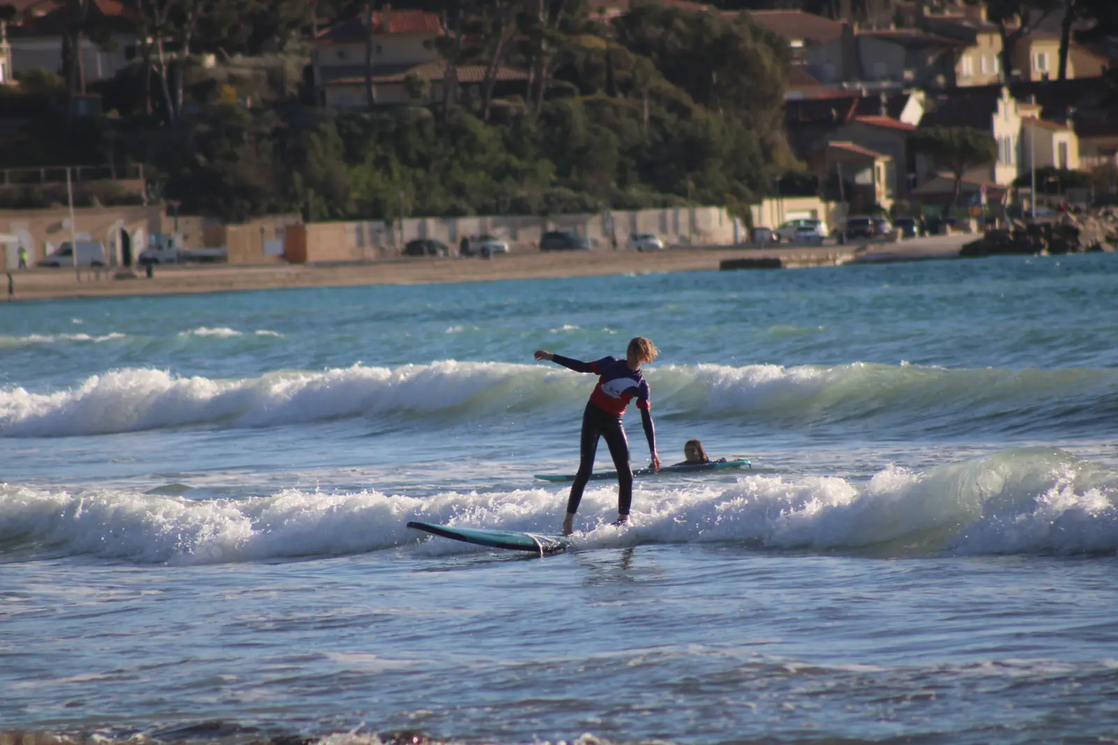 Surf sur la plage des Lecques à Saint-Cyr-sur-Mer