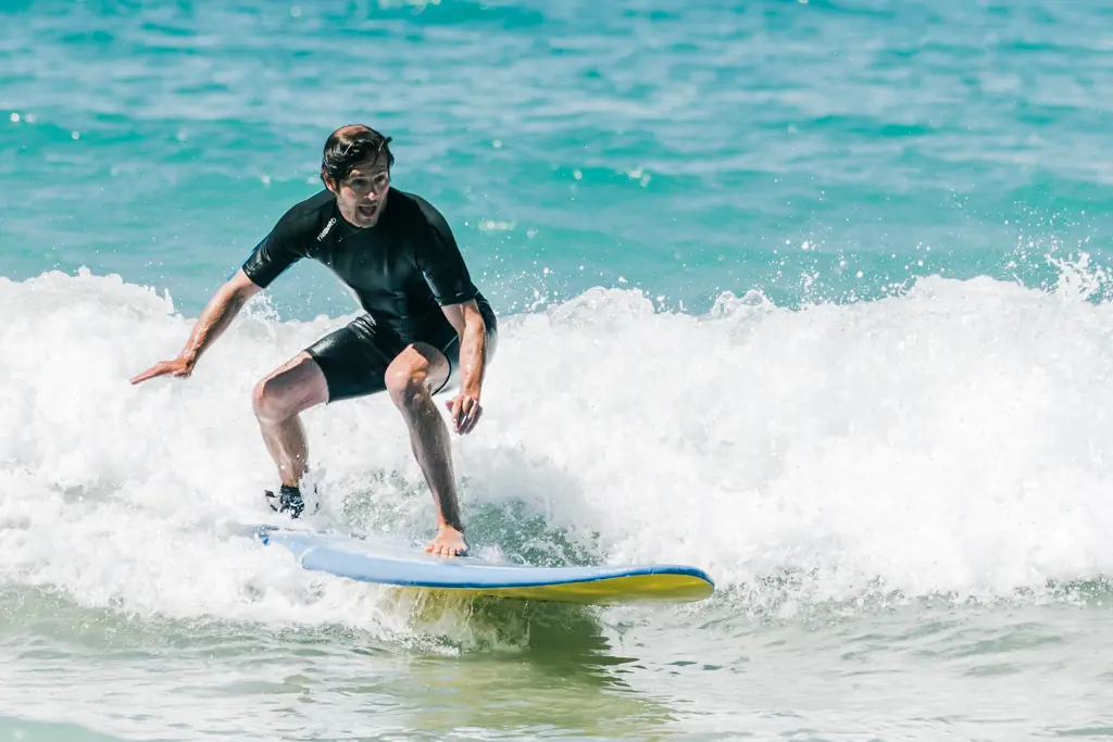 Surfeur adulte sur une vague à Saint-Cyr-sur-Mer