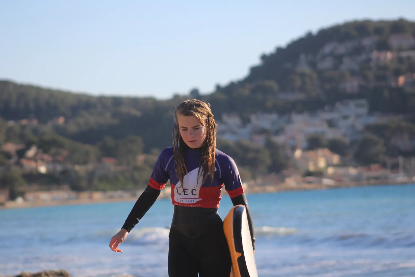 Surfeuse dans la baie des Lecques