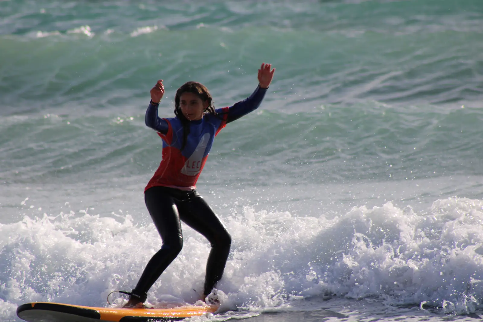 Surfeuse debout sur sa planche aux Lecques