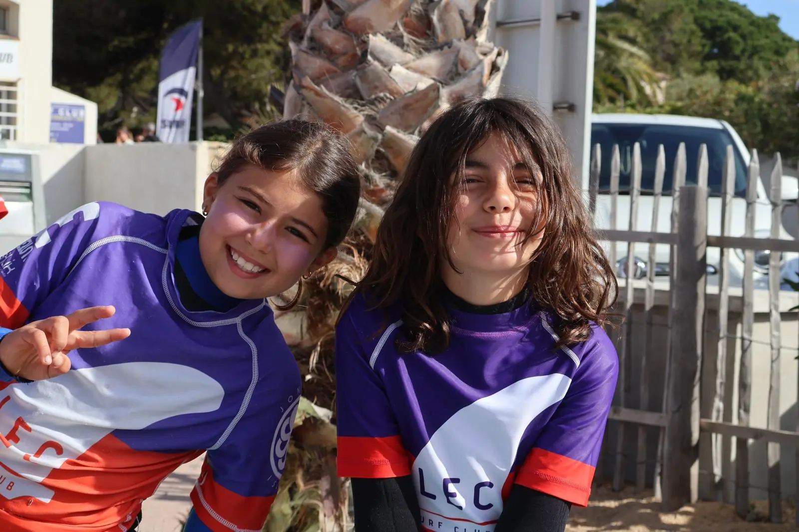 Deux surfeuses du club tout sourire